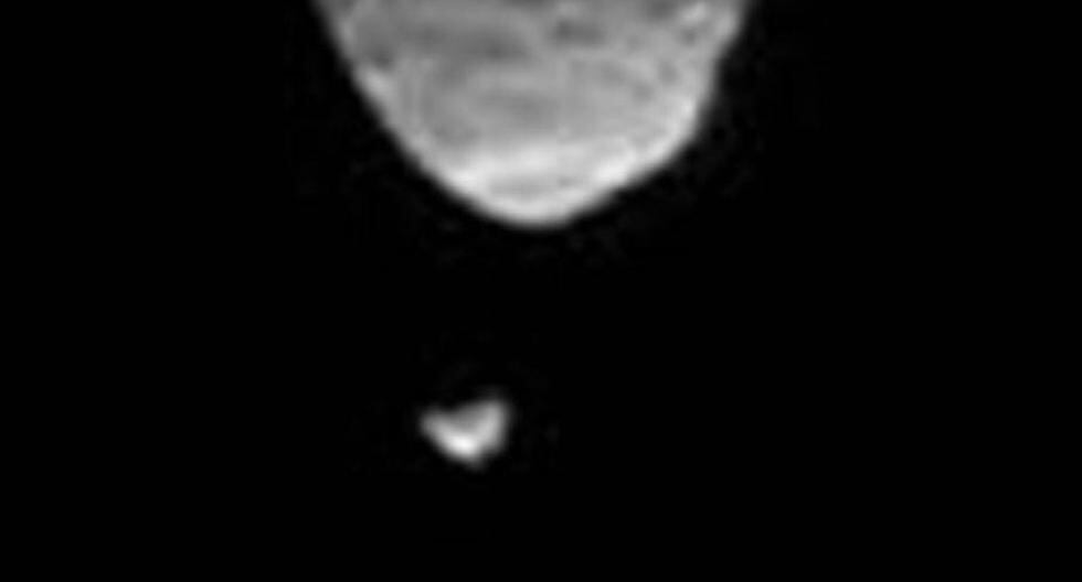 Fobos, pasando directamente frente a Deimos. (Foto: NASA/JPL-Caltech/Malin Space Science Systems/Texas A&M Univ.)