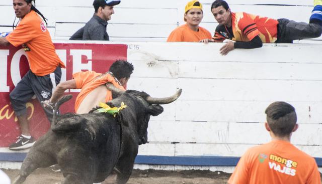 La escena es parte de los "toros a la tica" un ingrediente infaltable en las fiestas de fin de año de San José. (Foto: AFP)