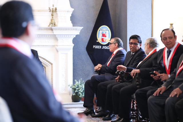 El presidente de la Comisión Permanente, Pedro Olaechea; y el primer ministro, Vicente Zeballos, estuvieron sentados en primera fila con el presidente del Tribunal Constitucional, Ernesto Blume.  (Foto: PCM)
