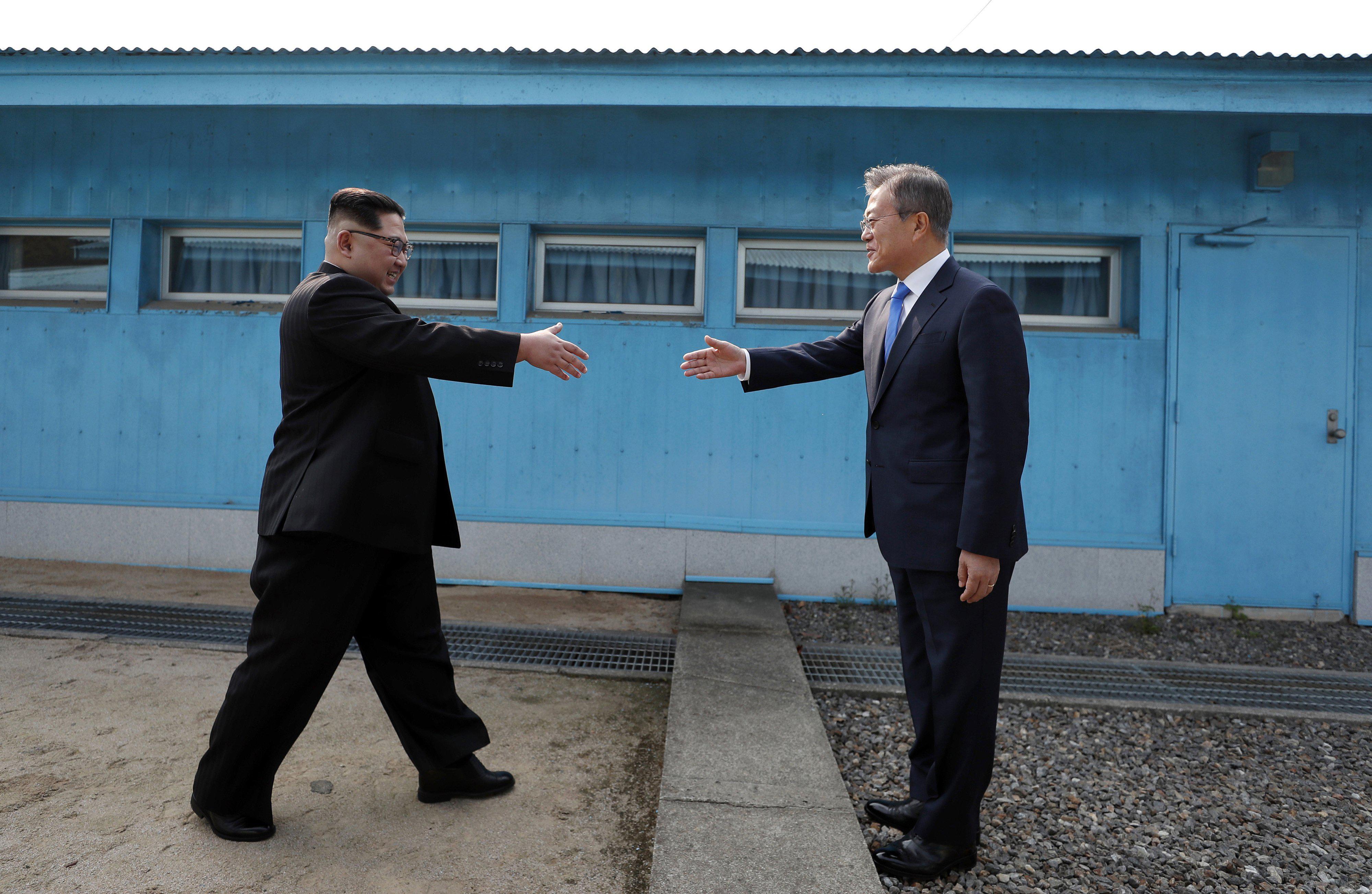 En abril del 2018 Kim sostuvo un histórico encuentro con el presidente surcoreano Moon Jae In en la zona desmilitarizada que sirve como frontera entre los dos países de la península. (AP)