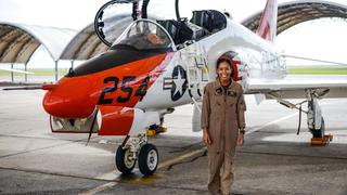Madeline Swegle, la primera afroestadounidense que pilotea un avión táctico de la Marina en 110 años