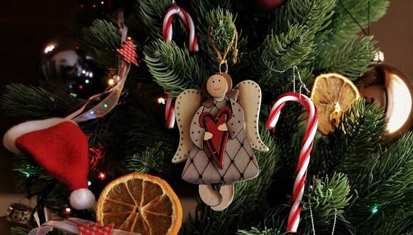 Con elementos que tienes en casa podrás eliminar el "olor a guardado" de tus decoraciones navideñas. (Foto: Pixabay).