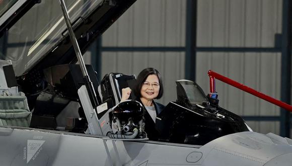 La presidenta de Taiwán, Tsai Ing-wen, hace gestos desde un caza F-16 V. (Sam Yeh / AFP).
