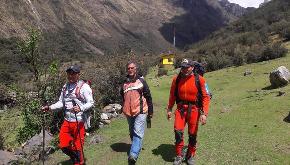 Agentes del Departamento de Alta Montaña brindaron los primos auxilios al turista que figuraba como desaparecido desde el 22 de octubre pasado. (Foto: cortesía Departamento de Alta Montaña de Caraz)