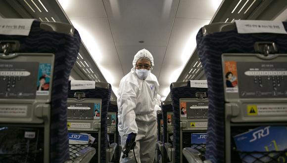 El personal médico que usa trajes de protección contra coronavirus de Wuhan. (Foto: AFP)