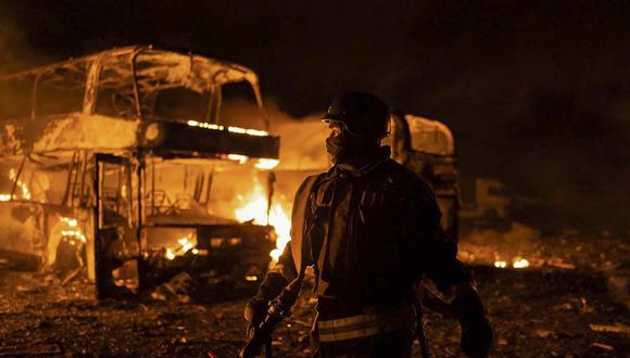 Rescatistas apagando un incendio tras un ataque con cohetes, en Kiev, Ucrania, el 16 de mayo de 2023, en medio de la invasión de Rusia. (Foto referencial de EFE / EPA / SERVICIO ESTATAL DE EMERGENCIA DE UCRANIA)