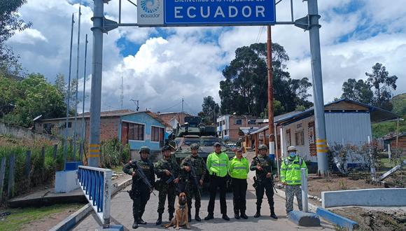Soldados y policías colombianos mientras realizan labores en cooperación con sus pares ecuatorianos, en un paso fronterizo en el departamento de Nariño, Colombia, el 10 de enero de 2024. (Foto de Ejército Nacional de Colombia / EFE)