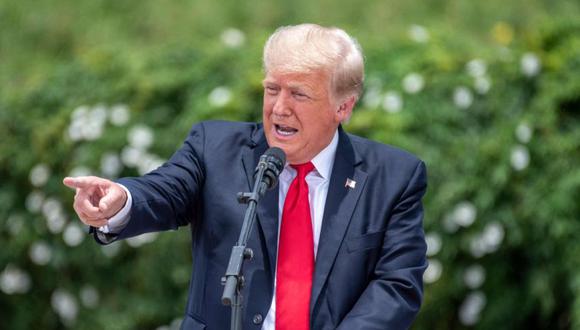 El expresidente de Estados Unidos, Donald Trump, habla durante una visita al muro fronterizo cerca de Pharr, Texas. (Foto: AFP / Sergio FLORES).