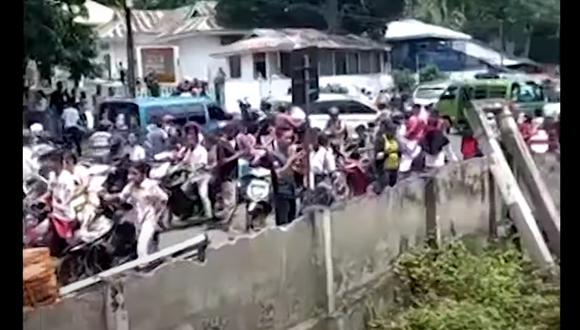 La gente busca zonas altas tras el terremoto y alerta de tsunami en Indonesia. (Captura de video).