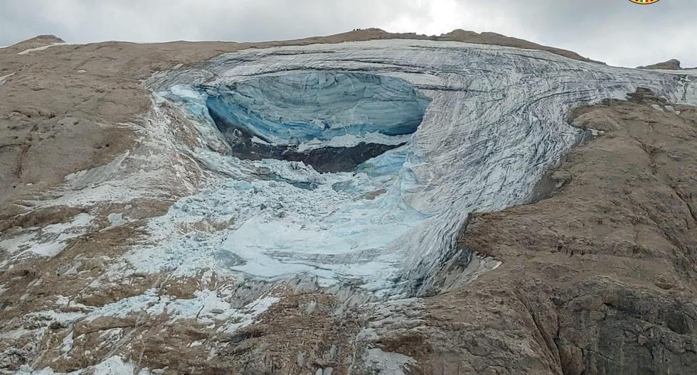 Una captura de video muestra el serac de hielo colapsado en la montaña Marmolada cerca de Punta Rocca, Trento, Italia, el 3 de julio de 2022. (EFE).