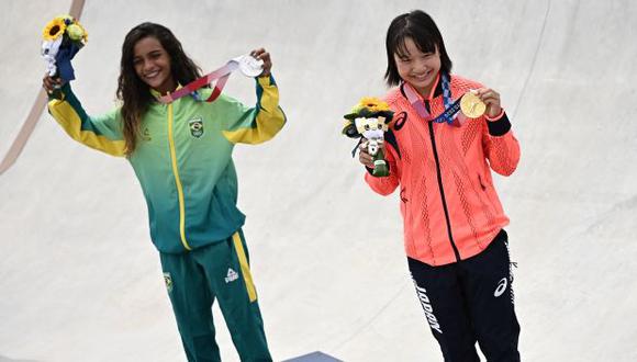 Rayssa Leal (plata) y Momiji Nishiya (oro), en la premiación en Tokio 2020. (Foto: AFP)