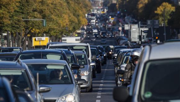 Europa se ha planteado metas para cambiar el combustible fósil en autos por energía cero emisiones. (Foto referencial: AFP)