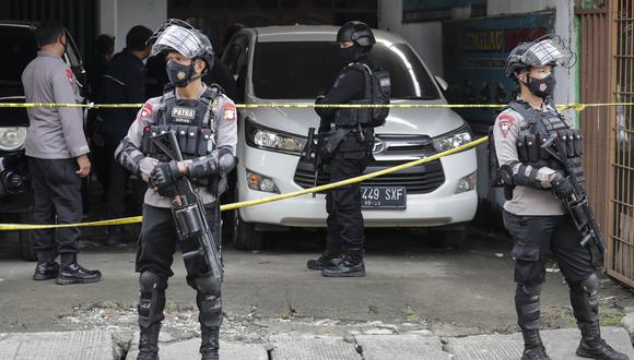 La policía de Indonesia protege el área que sufrió un atentado a manos del JAD, durante el último Domingo de Ramos. (Foto: EFE).