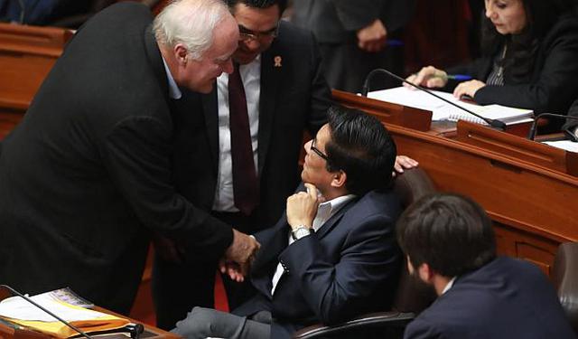 Vicente Zeballos renunció a la bancada oficialista en diciembre pasado. Fue felicitado por sus colegas en el Congreso al saberse de su designación. (Foto: Lino Chipana/ El Comercio)