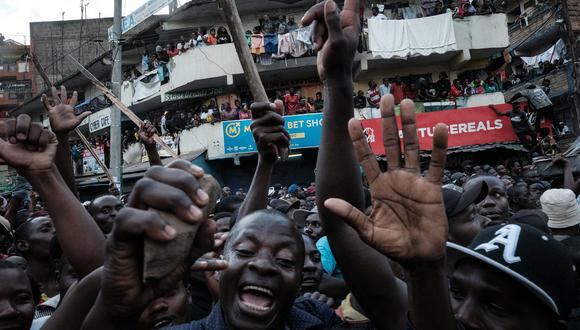 Partidarios reaccionan cuando Raila Odinga, líder de la coalición opositora keniana "Azimio la Umoja", habla durante un mitin convocado por Odinga en el barrio pobre de Mathare en Nairobi el 20 de marzo de 2023. (Foto de YASUYOSHI CHIBA / AFP)