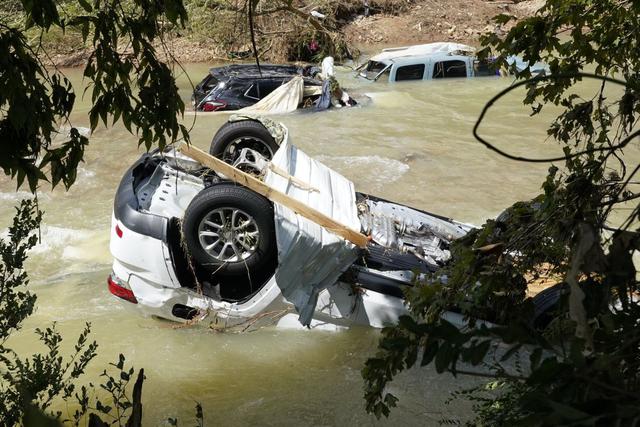 Los vehículos se detienen en un arroyo el domingo 22 de agosto de 2021 en Waverly, Tennessee. (Foto AP / Mark Humphrey).