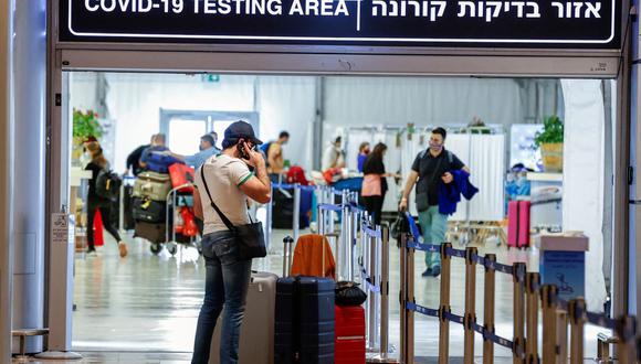 Turistas vacunados contra el coronavirus llegan al aeropuerto Ben Gurion de Israel el 23 de mayo de 2021. (JACK GUEZ / AFP).