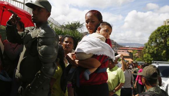 Maduro ordena a militares controlar distribución de alimentos