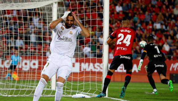 Karim Benzema se lamenta luego de que su remate dio en el poste, no logrando poner el 1-1 del Real Madrid ante Mallorca. (Foto: REUTERS/Javier Barbancho)