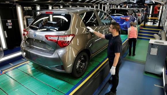 Un trabajador de Toyota Motor Corp. inspecciona un Yaris en la línea de producción de la planta de la compañía en Onnaing, cerca de Valenciennes, Francia, el 17 de mayo de 2017. REUTERS/Benoit Tessier/Foto de archivo