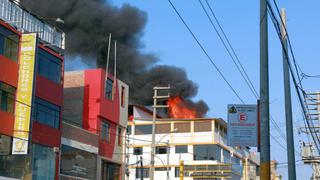 Incendio consumió el quinto piso de edificio comercial en Chimbote