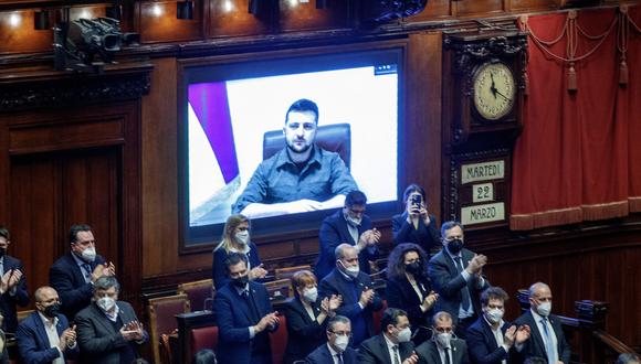 Volodymyr Zelensky dirigiéndose a los cerca de mil parlamentarios italianos reunidos en la Cámara de los Diputados. (EFE/EPA/ROBERTO MONALDO / POOL)