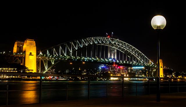 Sidney Harbour Bridge. Se ubica en el centro financiero de la capital de Australia. Se inauguró en 1932 y es el más ancho del mundo: posee 8 carriles para coches, 2 para ferrocarril y una ciclovía. (Foto: Shutterstock)