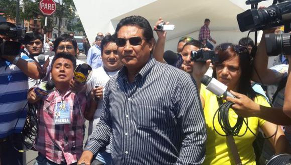 Alcalde Carlos Burgos salió de la Dirincri en total silencio