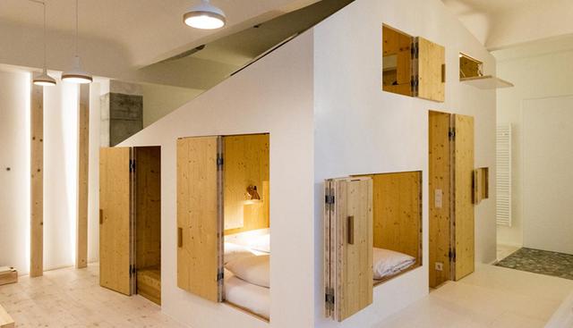 En esta habitación del hotel Michelberger, en Berlín, el diseño de una casa dentro de una habitación fue concebido por el arquitecto Sigurd Larsen. (Foto: michelbergerhotel.com)