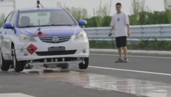 El vehículo logró levitar gracias a un dispositivo de imanes. . (Imagen: @QinduoXu)
