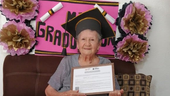 Doña Irma tiene 89 años y culminó satisfactoriamente su escuela secundaria. (Foto: Facebook | isea.sl)