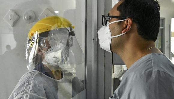 Una enfermera habla con un médico en una unidad de cuidados intensivos en Colombia. (Foto: STR / AFP)