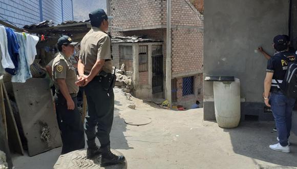 Agentes de la PNP llegaron a una vivienda en la zona de Tahuantinsuyo, donde viviría un sospechoso del crimen de la niña de 4 años, cuyo cuerpo fue hallado el domingo en Independencia. (Óscar Paz)