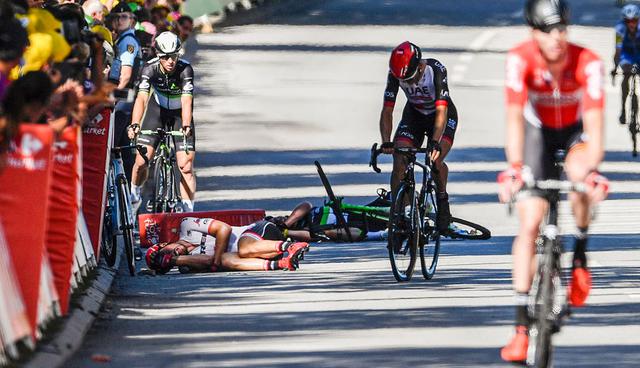 TOPSHOT - Germany's John Degenkolb (L) lies on the ground after falling near the finish line at the end of the 207,5 km fourth stage of the 104th edition of the Tour de France cycling race on July 4, 2017 between Mondorf-les-Bains and Vittel.  / AFP / Jeff PACHOUD