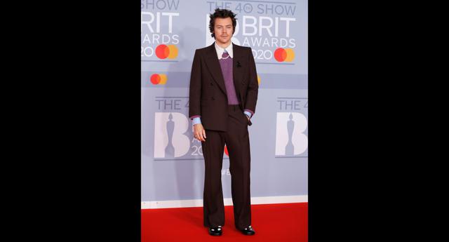 Harry Styles esta nominado a mejor solista masculino en los Brit 2020. A su paso por la alfombra roja lució un traje de Gucci. (Foto: AFP)