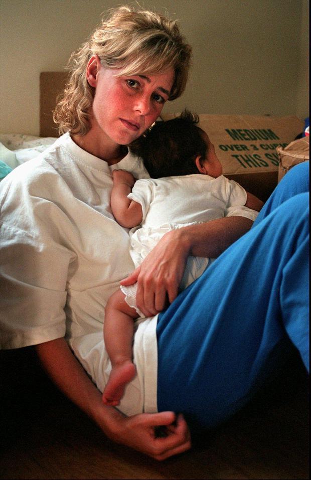 Mary Kay Letourneau holds one of her daughters.  (Photo: Betty Udesen / The Seattle Times via AP, File).