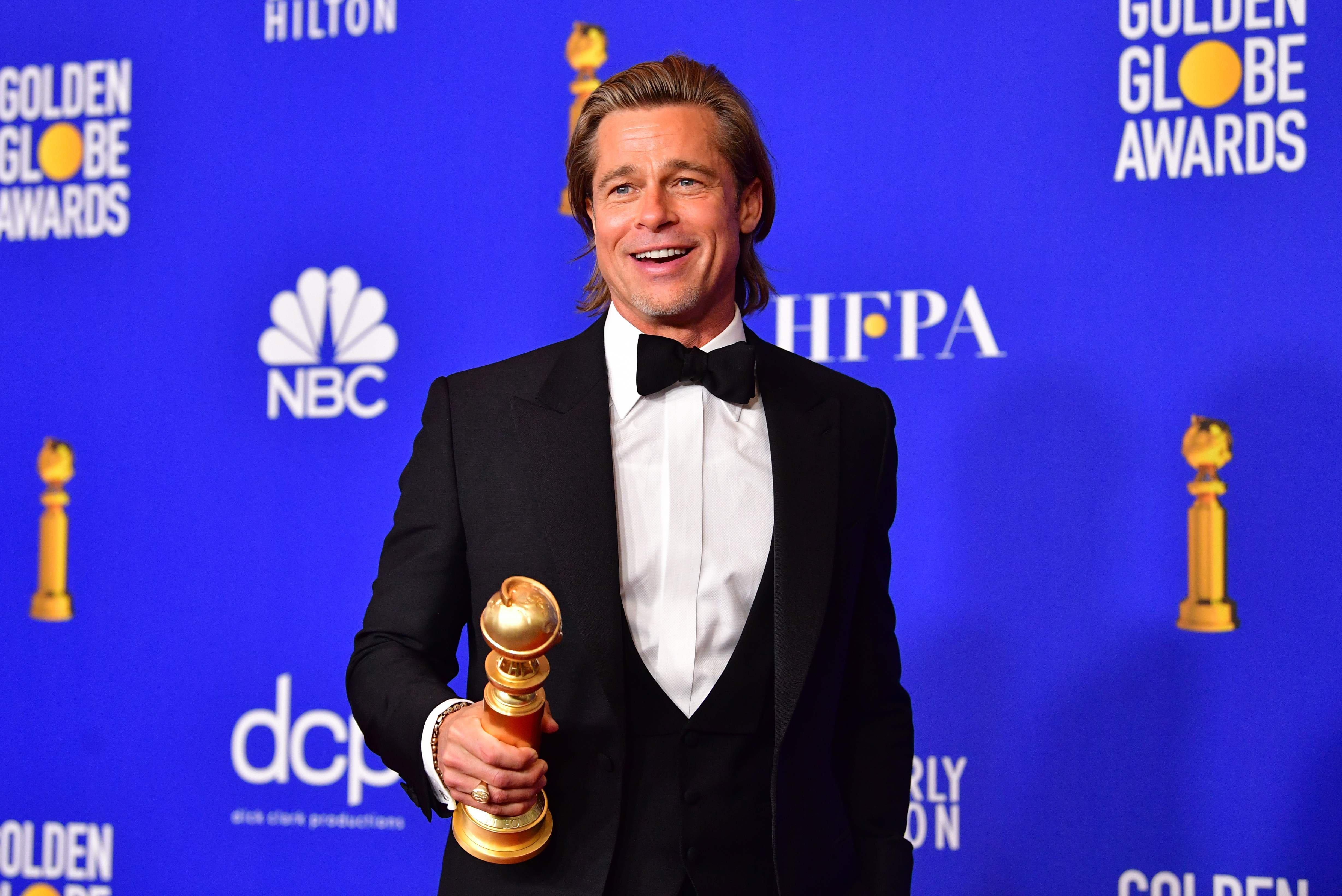 Brad Pitt con el Globo de oro a Mejor actor de reparto por "Once Upon a Time in Hollywood". Foto: AFP.