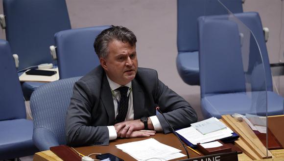 El embajador de Ucrania ante las Naciones Unidas, Sergiy Kyslytsya, se habla durante una reunión de emergencia sobre la situación entre Ucrania y Rusia. (EFE/EPA/JASON SZENES).