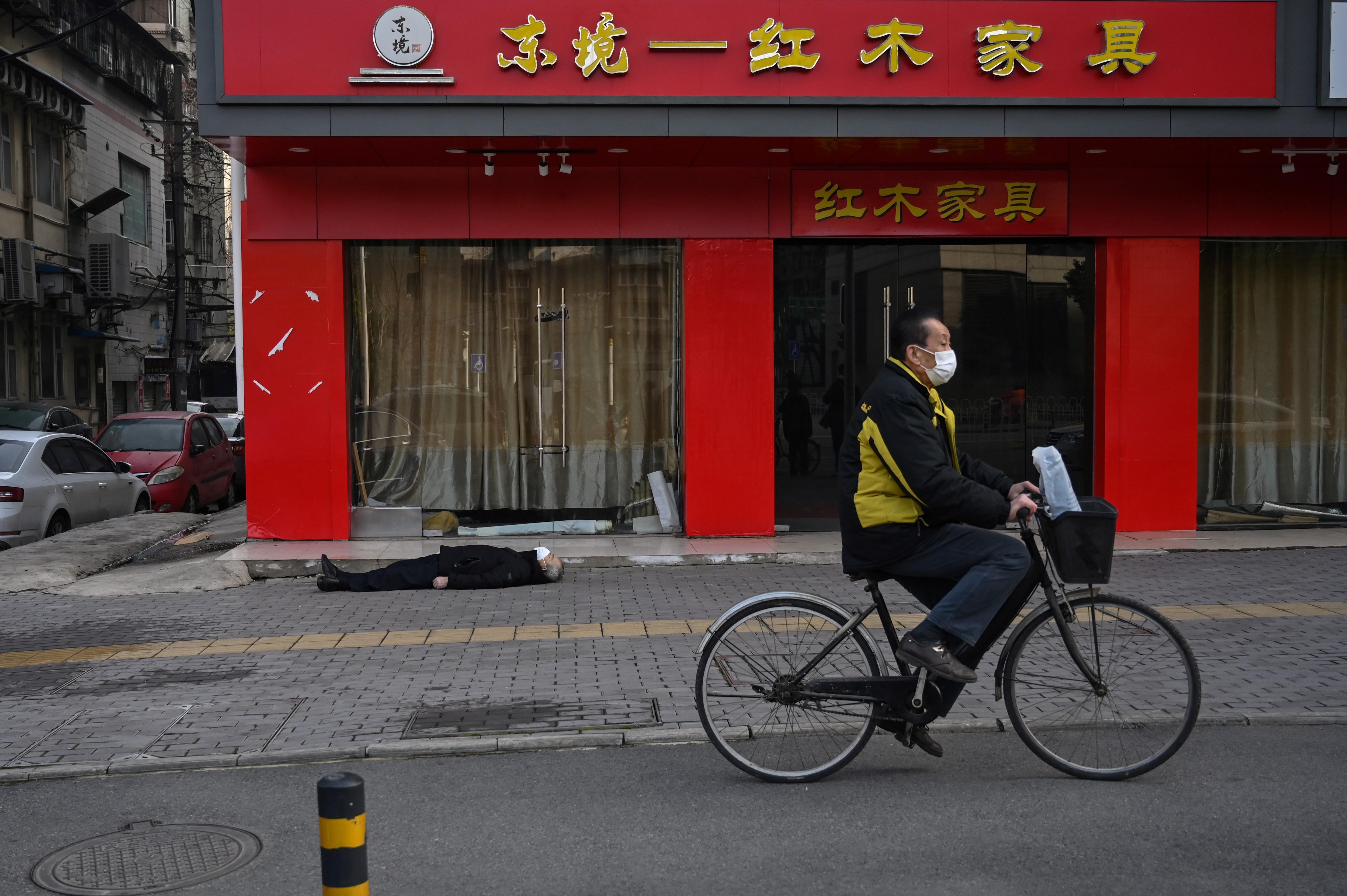 La fotografía, tomada por Héctor Retamal de la agencia AFP, muestra a un hombre muerto y a un ciclista que pasa cerca sin hacer nada ni mostrar reacción alguna. Foto: AFP/ Héctor Retamal