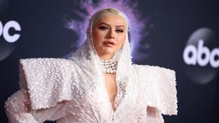 Christina Aguilera reaparece en el escenario de los VMA’s con un vestido vanguardista | FOTOS 