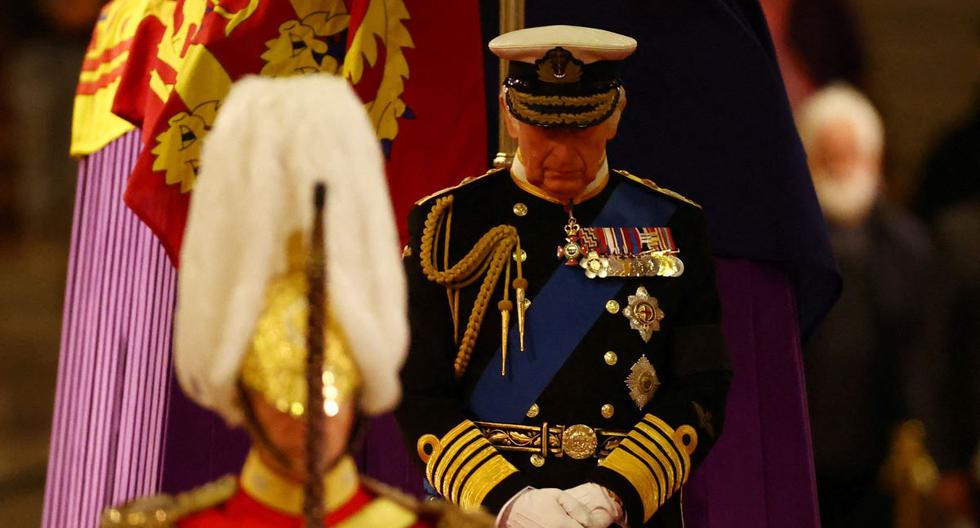 El rey Carlos III de Gran Bretaña hace guardia mientras participa en una vigilia alrededor del ataúd de la Reina Isabel II en Westminster Hall. (HANNAH MCKAY / POOL / AFP).