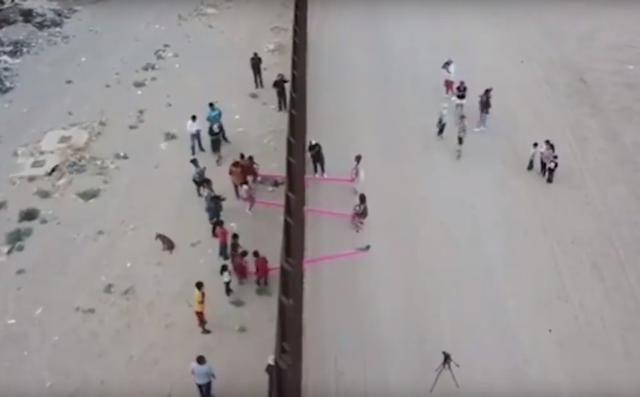 El "sube y baja" que pretende unir a pesar del muro fronterizo entre México y Estados Unidos. Foto: Captura de video