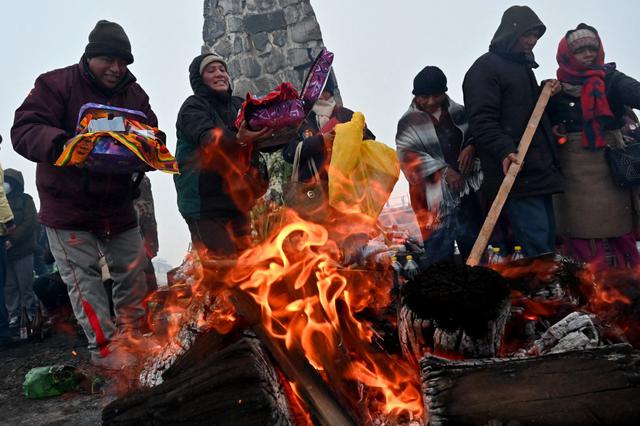Un grupo de indígenas aymaras hacen una ofrenda a la Pachamama a 25 kilómetros al norte de La Paz. Bolivia adora durante el mes de agosto a la diosa andina, la Pachamama. (AIZAR RALDES / AFP)