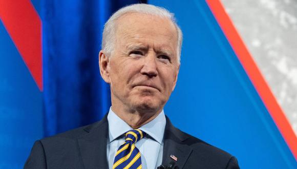 El presidente de los Estados Unidos, Joe Biden, sostiene una mascarilla mientras participa en un ayuntamiento de CNN en el Teatro Pabst en Milwaukee, Wisconsin. (Foto: Archivo /AFP / SAUL LOEB).