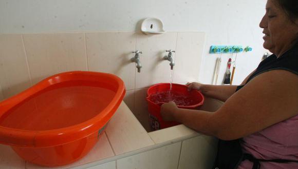 Los vecinos deberán tomar sus previsiones ante el anunciado corte del servicio de agua de Sedapal. (Foto: El Comercio)