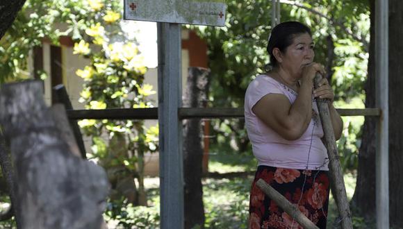 María Dolores García, la madre de Esmeralda Domínguez, mira hacia el jardín que solía cuidar su hija en la comunidad de Sisiguayo, en Jiquilisco, en la región Bajo Lempa, en El Salvador. (AP Foto/Salvador Meléndez).