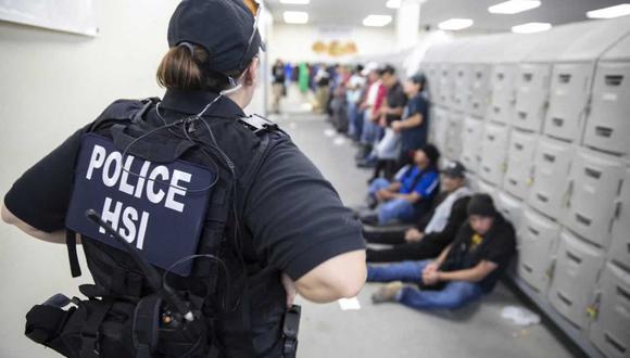 Esta imagen del Servicio de Inmigración y Control de Aduanas (ICE) de Estados Unidos muestra a inmigrantes indocumentados detenidos el 7 de agosto de 2019. (HO / US IMMIGRATION AND CUSTOMS ENFORCEMENT / AFP).