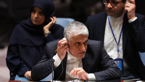 El embajador de Irán ante la ONU, Amir Saeid Iravani, escucha durante una reunión del Consejo de Seguridad. (Foto de Charly TRIBALLEAU / AFP).