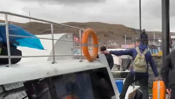 Turistas extranjeros toman embarcaciones en el puerto de Puno para llegar a Bolivia por debido al cierre del aeropuerto de Juliaca. (Captura: América Noticias)