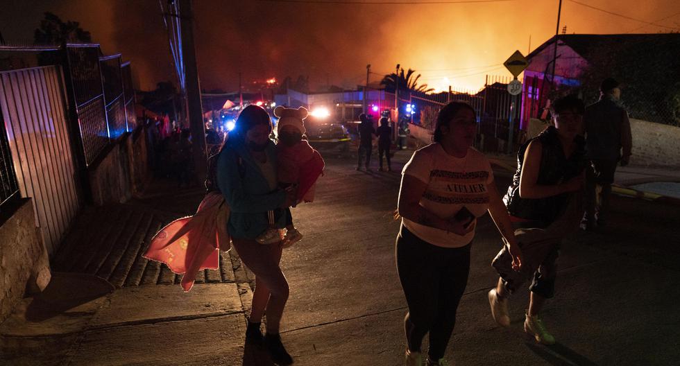 Habitantes del cerro Auroraun evacuan sus viviendas por el peligro de un incendio en el cerro Forestal de Viña del Mar, Chile. (EFE/ Adriana Thomas).